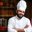 Chef Italiano che prepara un piatto tradizionale.